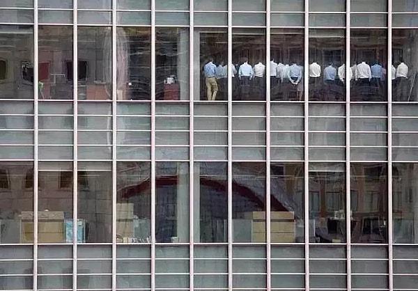 4. 2008 yılında borsanın çökmesi ve finansal krizin başlamasının ardından, Londra'daki Lehman Brothers ofisi.