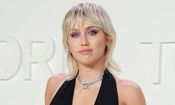 9. Miley Cyrus,  katıldığı bir canlı yayında dört ay süren karantina dönemi boyunca saçlarını sadece iki kere yıkadığını itiraf etti!