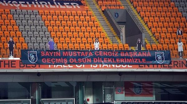 Başakşehir tribünlerinde Galatasaray Başkanı Mustafa Cengiz için geçmiş olsun pankartı yer aldı.