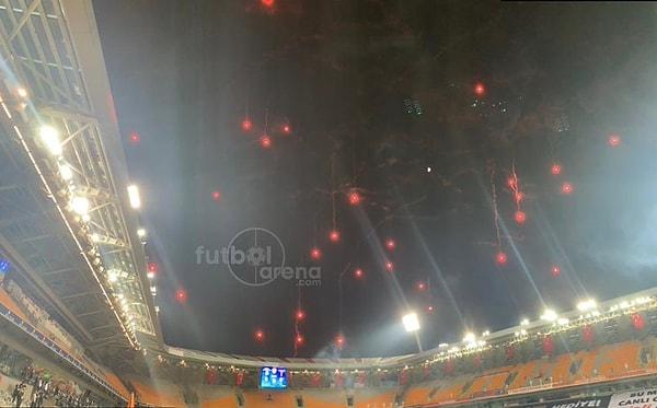 Başakşehir'de stadyum dışından maç içinde havai fişekler atıldı.