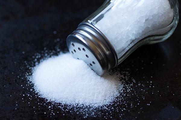 7. Şekerin sağlıksız kiloya neden olduğunu zaten hepimiz biliyoruz. Peki ya tuz?