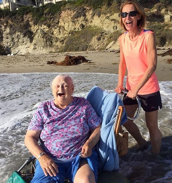 1. ''Büyükannem huzurevine yatmadan son bir kez  okyanusu görmek istedi. Mutluluğu yüzünden okunuyor.''
