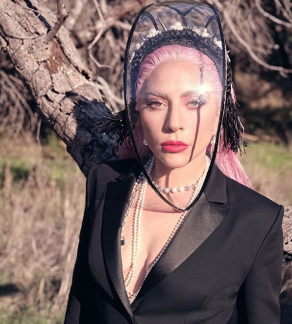 6. Леди Гага купила детектор призраков за 50 тысяч долларов.