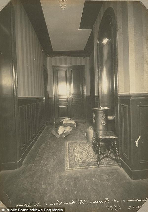 Madam Tusseaux evinin koridorunda çaresizce yatmakta, tarih 15 Mayıs 1902...