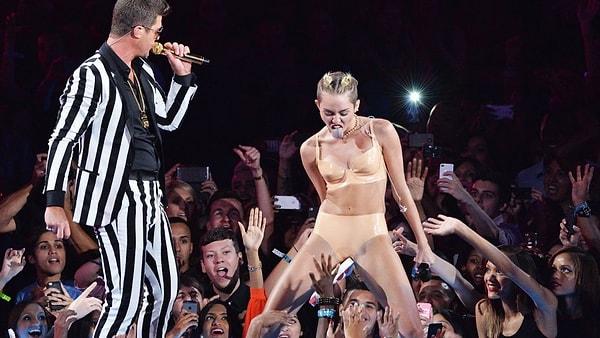 Miley Cyrus'un sahnede seyircilere twerk yaptığı an