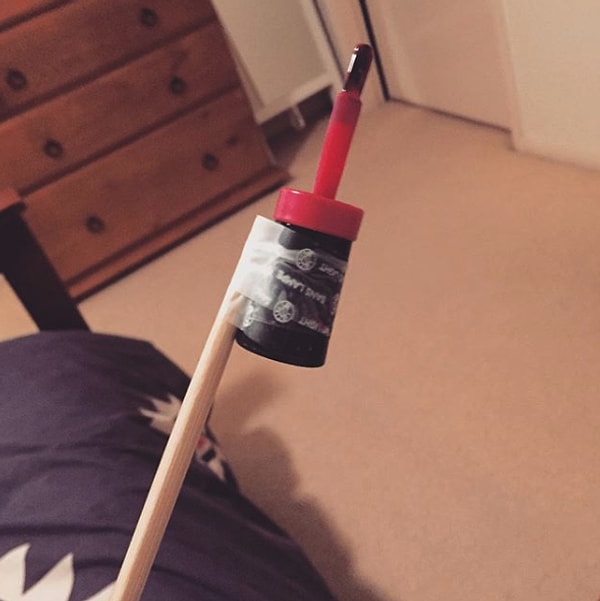 6. Она использовала палочку для еды, чтобы нанести лак для ногтей на пальцы ног.