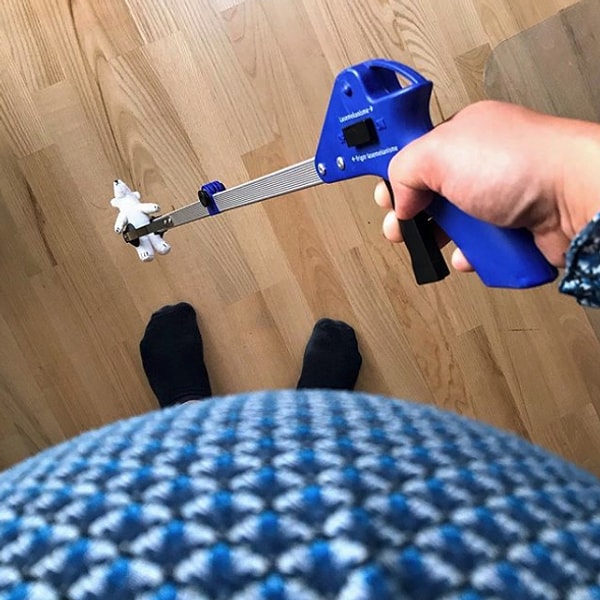 7. "Я больше не могу наклоняться, чтобы собрать то, что на земле. Вот почему я использую сборщик мусора."