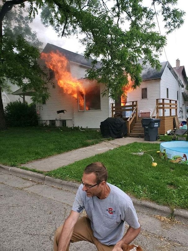 26. Этот человек спас нашу собаку. Вы можете увидеть нашу кошку, выпрыгивающую из окна