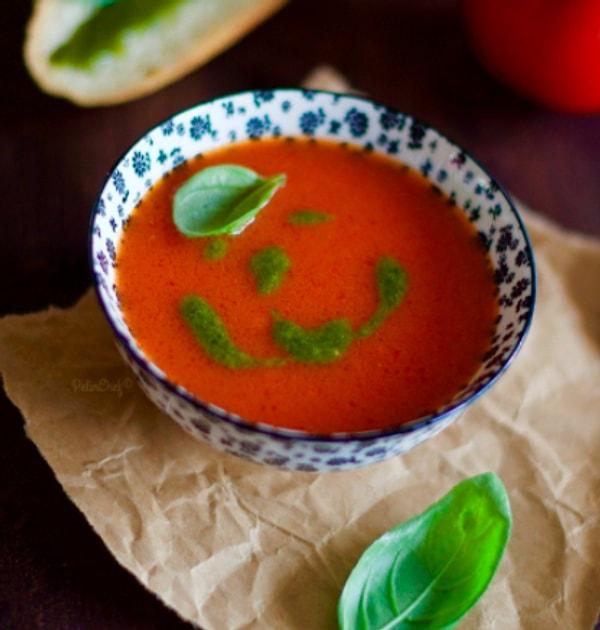 Fesleğenler saksıdan! Fesleğenli soğuk domates çorbası