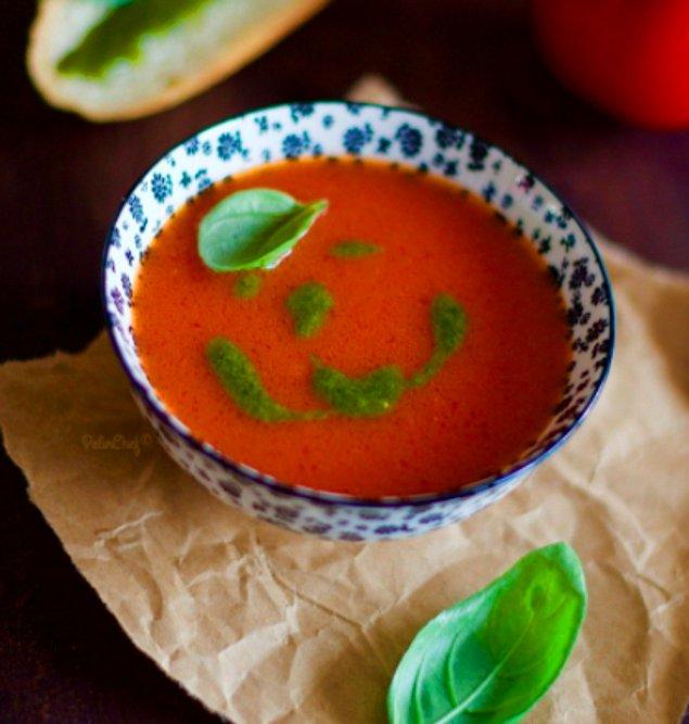 1. Fesleğenler saksıdan! Fesleğenli soğuk domates çorbası