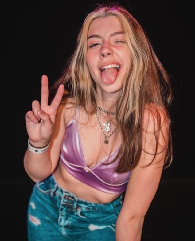 Nickelodeon'ın internet kuşağında 'kendin yap' videolarıyla yer alan 16 yaşındaki Sissy Sheridan kendi TikTok kanalında paylaştığı bir videoyla oldukça çok konuşuldu.