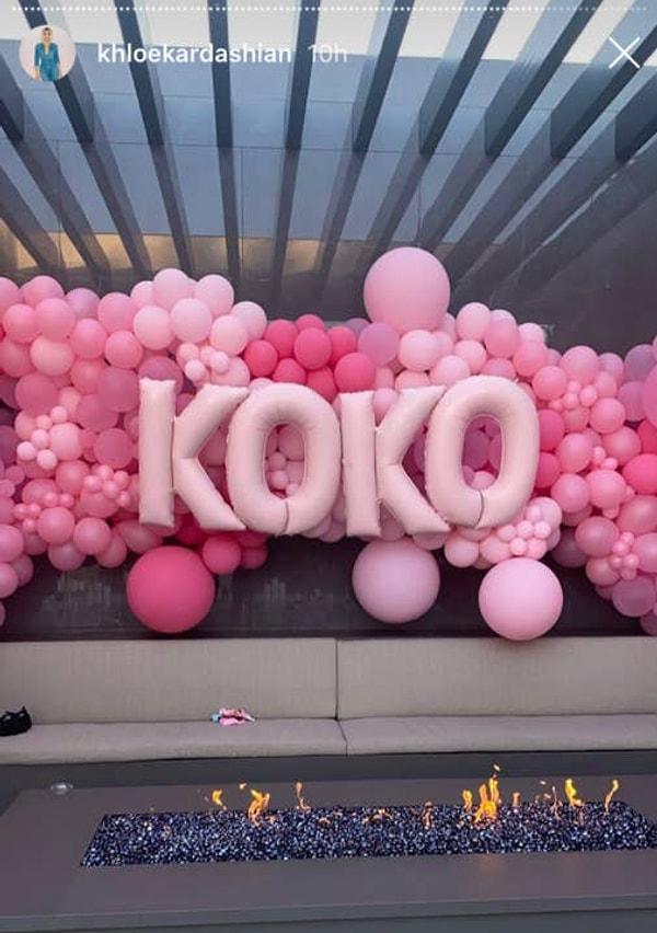 Evin birçok köşesinde Khloe'nin takma adı olan 'Koko' yazılı balonlar vardı.