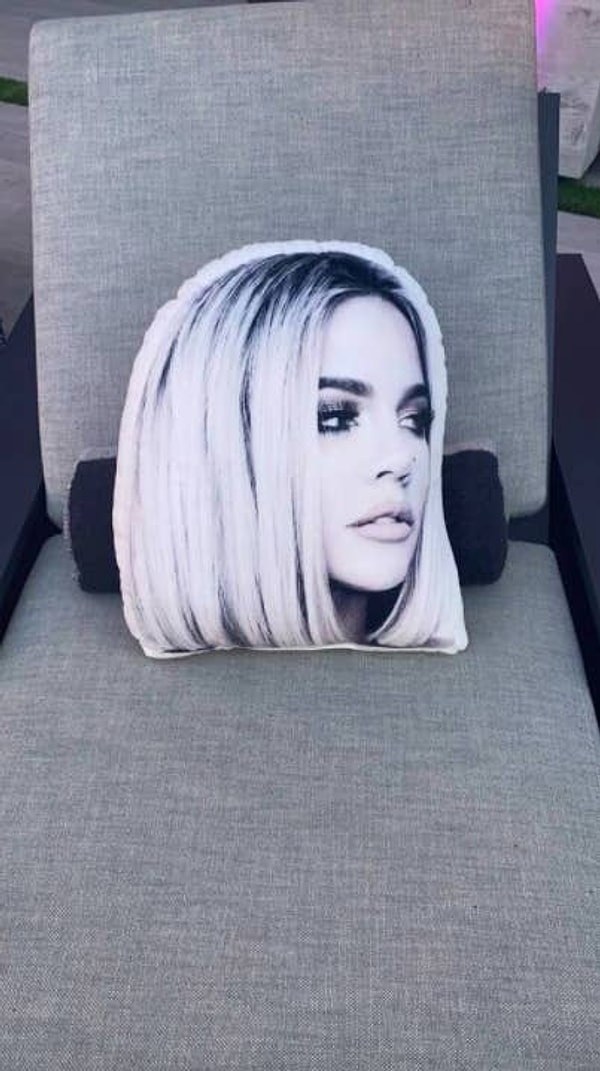 На вечеринке тематика Хлои была во всем. Даже на подушках...