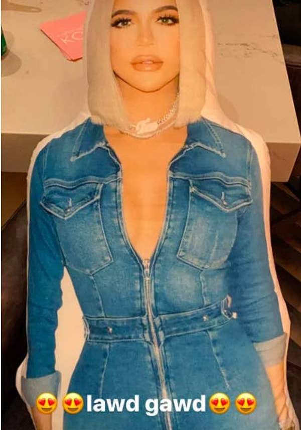 Также там был макет Хлои. Эта идея возникла у ее бывшего любовника Тристана Томпсона.