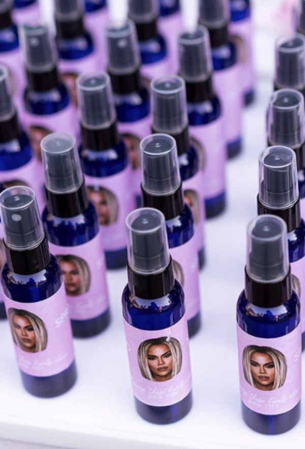 Мы думаем, что в этих бутылках с фотографией Хлои есть дезинфицирующее средство для рук. Мы хотя бы надеемся на это.