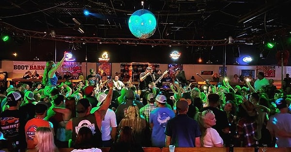 Вечеринка в Нэшвилле в начале июня.