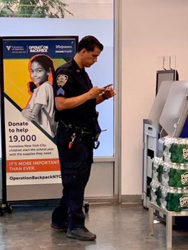 В здании в Нью-Йорке, где люди без масок не допускаются внутрь, полицейские бродят без масок, потому что они "не обязаны".