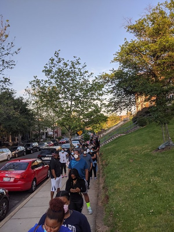 Эти люди ждали в очереди 2,5 часа, чтобы проголосовать. В процессе было предложено использовать голоса удаленно, но все продолжалось по-старому, так как это не было приемлемой мыслью.