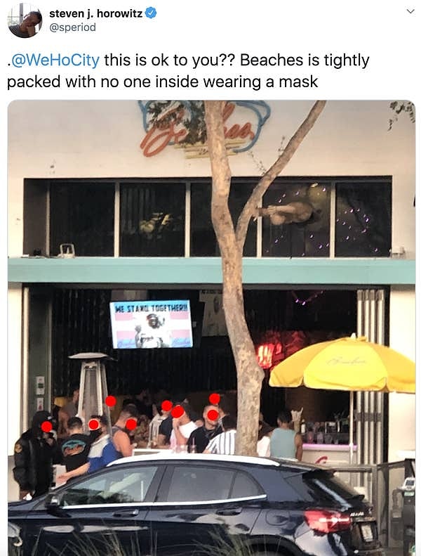 Кафе и пляжи переполнены.