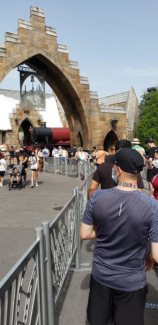 Люди стекаются в тематические парки по выходным.