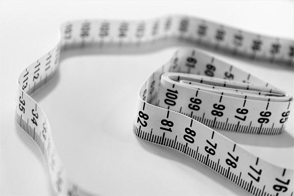 Bir kişinin ağırlığının boyunun karesine bölünmesiyle hesaplanan vücut kitle indeksinde bir bireyin sağlıklı, fazla kilolu ya da obez olup olmadığına karar verilmekte.
