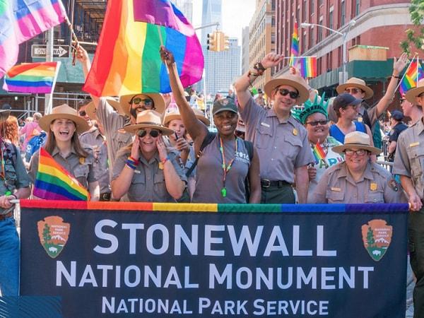 2. Her şey, 28 Haziran 1969'un erken saatlerinde polisin, New York'un Greenwich Köyündeki eş cinsel bar Stonewall Inn'e baskın düzenlemesi ile başladı.