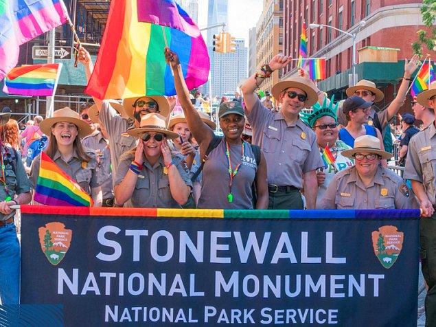 2. Her şey, 28 Haziran 1969'un erken saatlerinde polisin, New York'un Greenwich Köyündeki eş cinsel bar Stonewall Inn'e baskın düzenlemesi ile başladı.