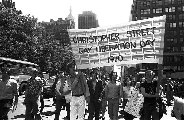 4. Stonewall isyanlarından bir yıl sonra 1970'de , ülkenin ilk 'Gay Pride' yürüyüşleri yapıldı. Central Park etrafında 51 blok yürüyüş için kapatıldı.
