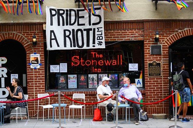 6. Karşınızda her şeyin başladığı o meşhur Stonewall Inn Oteli. Ve evet hala açık. Fotoğrafta maskeleri ile oturan insanları görebilirsiniz.