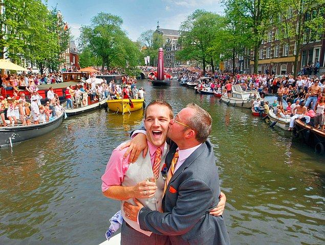 12. 2001 yılında Hollanda, eş cinsel evlilikleri yasallaştıran ilk ülke oldu.