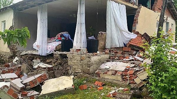12. Bingöl'ün Karlıova ilçesinde olan 5.8 büyüklüğünde bir deprem, birçok eve hasar verdi. Koru bekçisi olan 1 vatandaş da şehit oldu.