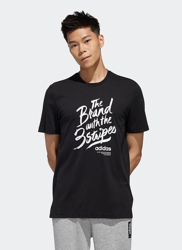 7. Çok zekice tasarlanmış bir Adidas tişört daha. Önünde kocaman marka yazsın istemeyenler için 😉
