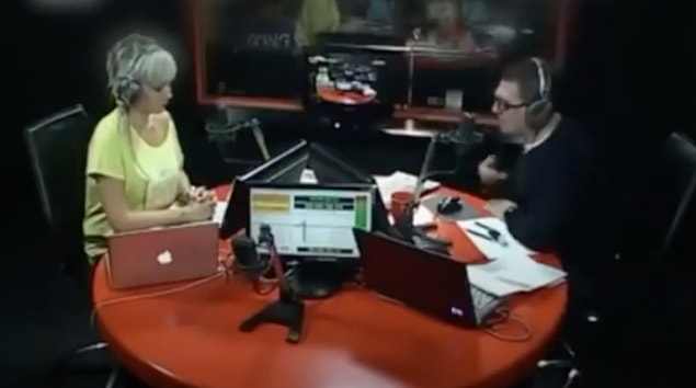 Bir radyo programında pop-klasik tartışması yapan iki sunucu beklenmedik bir olay yaşadı.