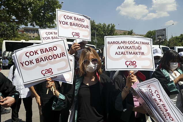 Avukatlar, çıkışta ise adliye önünde basın açıklaması yaptı. 'Çoklu baroya hayır' yazılı dövizler taşıyan avukatlar, 'hak hukuk adalet' şeklinde slogan attı.