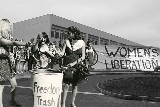 1968: Feministler tarafında sütyen yakma protestosu yaşandı.