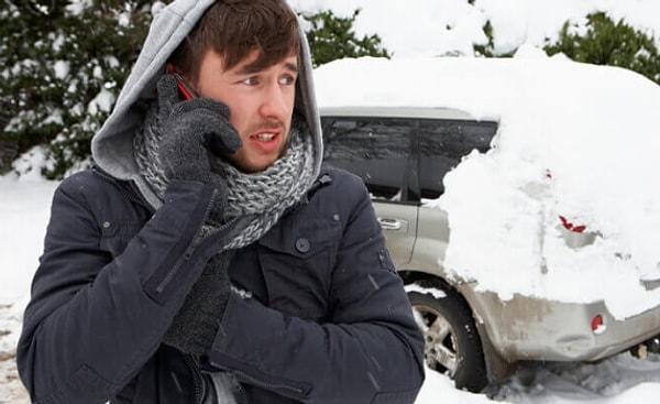 8. Eğer kışın yolun ortasında kalırsanız arabanızdan inmeyin. Ayrıca arabanızda bir acil durum kiti bulundurun.