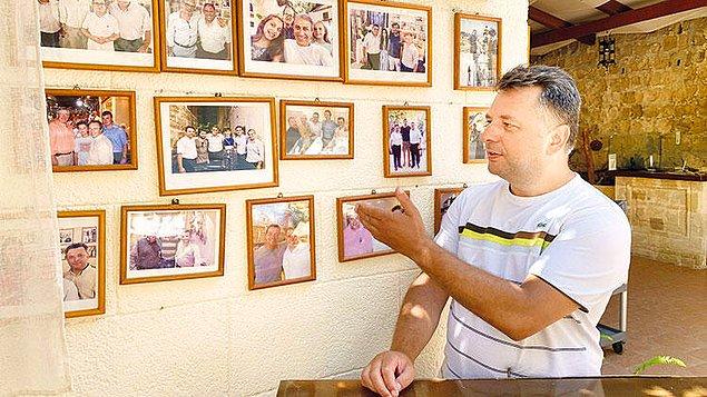 Dimitri Karapanos, Rodos’taki restoranında fotoğraflara bakıp eski güzel günleri yâd ediyor.