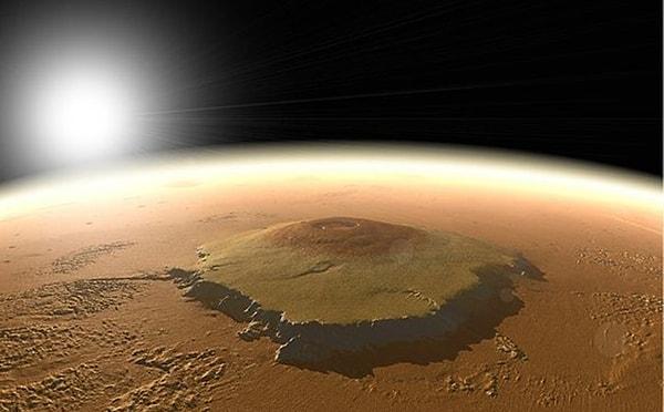 7. 25 kilometre yüksekliği ve 600 kilometre genişliğiyle Mars'taki Olympus Mons, Güneş Sistemi'ndeki tüm dağlardan daha yüksektir. Everest'in yaklaşık 3 katı boyundadır.