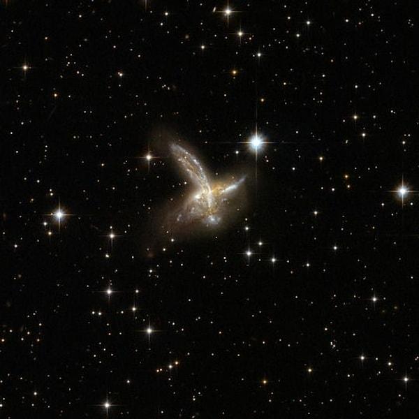8. Sagittarius B, Samanyolu'nun merkezinde süzülen dev bir moleküler gaz ve toz bulutudur. 10 milyar milyar milyar ton alkol içerir.