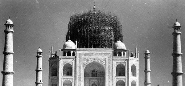 13. Tac Mahal, İkinci Dünya Savaşı sırasında bombalardan korunmak için bambularla kaplanmıştı. Bu şekilde uçaklardaki bombacılar buranın Tac Mahal olduğunu anlamayacaktı.