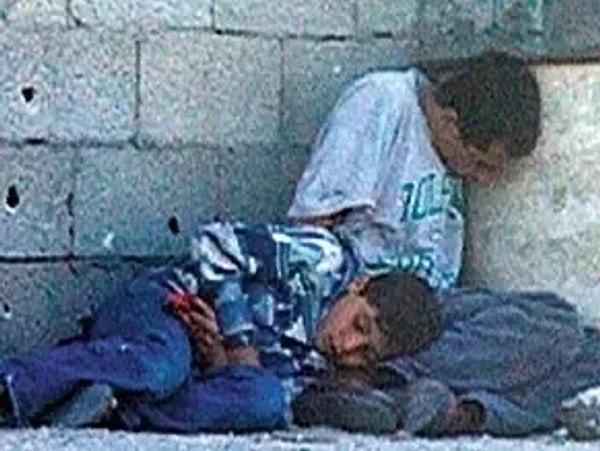 11. Uyuyormuş gibi görünen bu baba ve oğlu, aslında İsrailli keskin nişancılar tarafından öldürülmüştü.