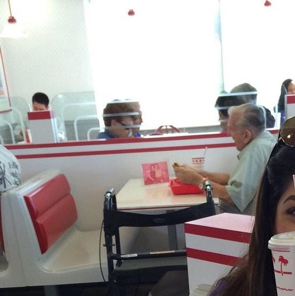 14. Tek başına yemek yiyen bu yaşlı adam, masasına eşinin fotoğrafını koymuş.