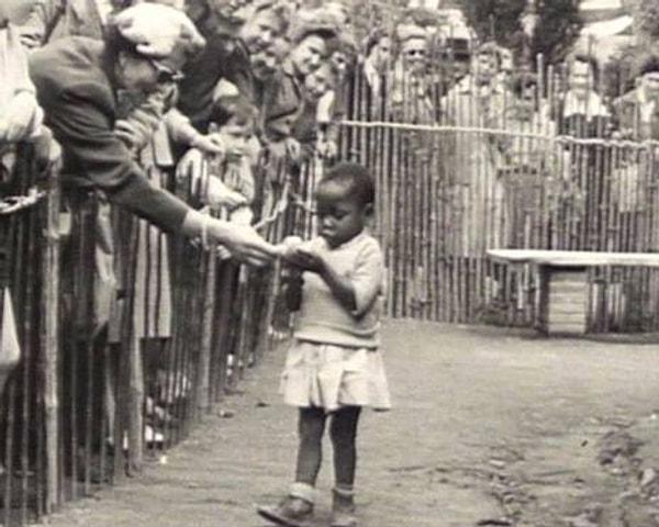 8. Bu fotoğraf 1958'de Belçika'da kurulan insanların sergilendiği bahçeden....