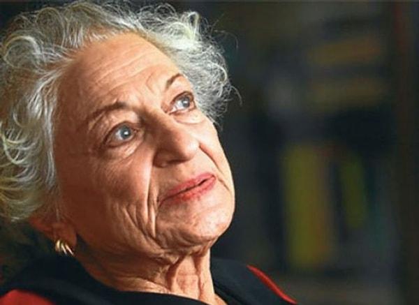12 Ocak 1931 tarihinde dünyaya gelen Leyla Erbil, lise eğitimine kadar İstanbul'un Avrupa Yakası'nda Fatih ve Beşiktaş semtleri arasında bir hayat sürdü.