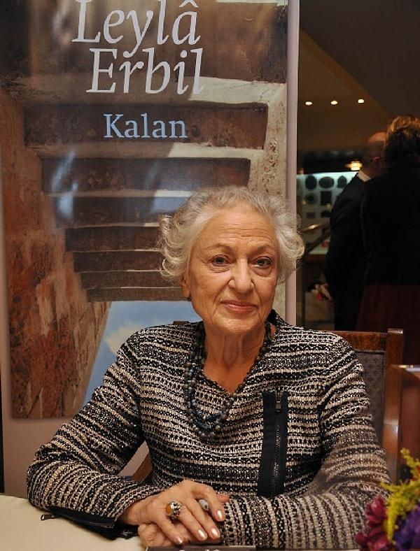 1956 yılında ilk öyküsü Uğraşsız'ı yayımlayan Leyla Erbil, farklı edebiyat dergilerinde yazmaya devam etti. Ancak kendine ait bir üslup kullandığı için toplumsal tabularla mücadele etti.