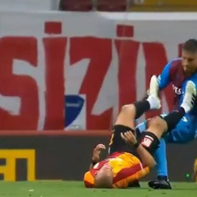 32. dakikada VAR uyarısıyla pozisyonu inceleyen Cüneyt Çakır, Sofiane Feghouli'nin Da Costa'ya yaptığı hareket nedeniyle direkt kırmızı kart verdi.