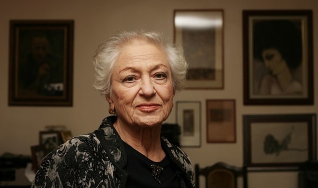 Leyla Erbil'in eserlerini özgün yapan en önemli öge dili kurgu ve estetiğe önem vererek kullanmasıydı. İç monologlar, metinlerde bilinç akışını kullanması dilin kalıplaşmış kurallarının dışına çıkmasını sağladı.