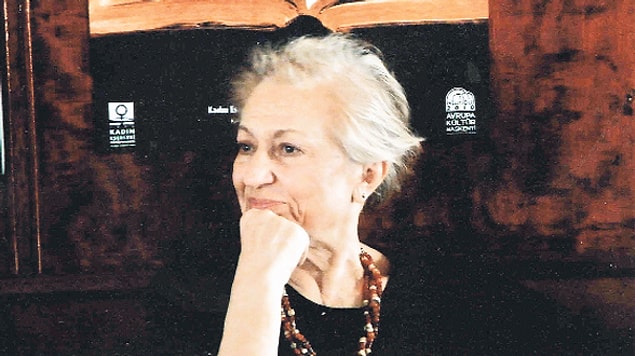 Leyla Erbil, edebiyatımızın tabularını yıkmak üzere bir yol izledi. Toplumsal gerçekleri gün yüzüne çıkarmak üzere evlilik, aile, cinselliğe dair kalıplaşan değerlere ait yargılara eleştirel yaklaştı. Böylelikle yeni bir dil ve biçimin temellerini attı.