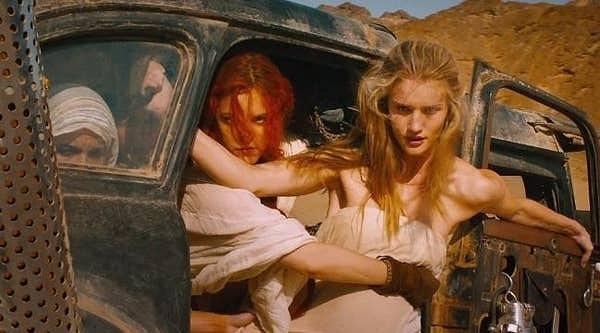 6. Rosie Huntington-Whiteley'nin kirpikleri 'Mad Max: Fury Road (2015)' filminin çekimlerinde alındı. Yaşanılan talihsiz bir durumdan ötürü Rosie 3 ay boyunca kirpiksiz kaldı. Son derece acı verici ve travmatik bir durum olduğunu belirtti.