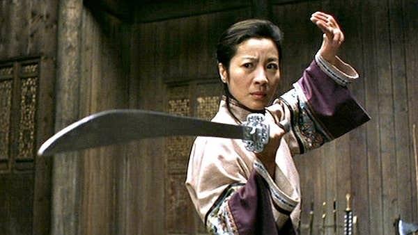 8. Michelle Yeoh, 'Crouching Tiger, Hidden Dragon (2000)' filminin çekimleri sırasında ön çapraz bağlarını yırttı ama rolüne devam etti. Ters bir hareket yapınca, dizi zarar gördü. Çekimlere devam etti ve sonrasında hastaneye kaldırıldı.